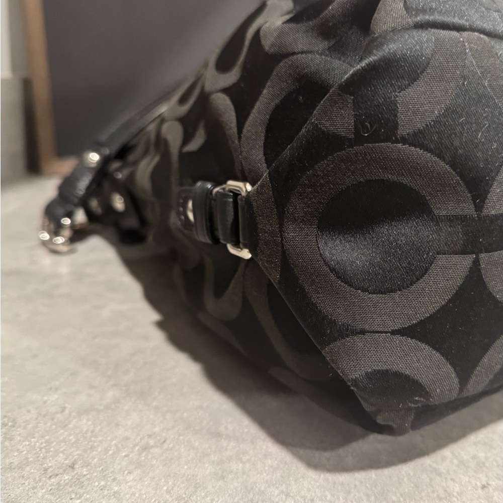 COACH Op-Art Brooke Signature Handbag in GUC! - Picture 7 of 9